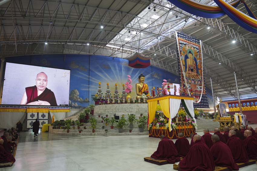 བཀའ་བརྒྱུད་སྨོན་ལམ་ཐེངས་བཞི་བཅུ་པའི་སྔོན་འགྲོའི་གསུང་ཆོས་ཉིན་དང་པོ། ཆོས་ཐུན་གཉིས་པ།